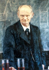 Maleri av en mannlig lærer i dress og slips foran en skoletavle.