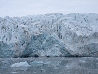 En isbre fotografert fra sjøen.