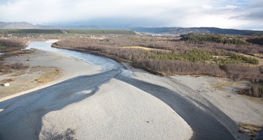 Elvekantmiljøet med sandbanker ved Paskasaari flomløp i Alta.