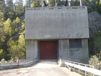 Inngang til kraftstasjon i fjell.