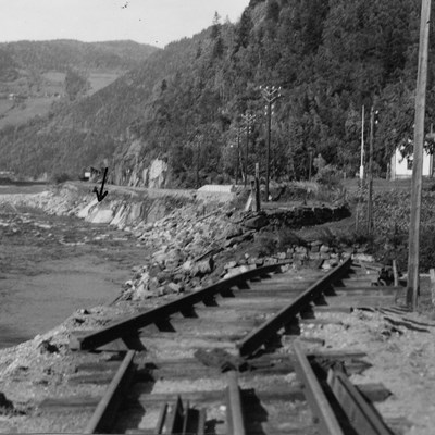 Ødelagt jernbane som går langs en elv.