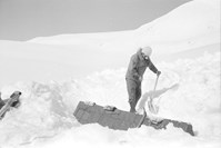 Hytte graves frem fra snø på isbre
