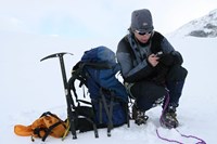 NVE-forsker Liss Andreassen med utstyr gjennomfører målinger på Storbreen.